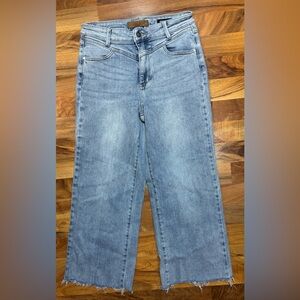 Judy Blue Retro Wide Fit Cropped Jeans Light Wash Raw Hem Size 7/28